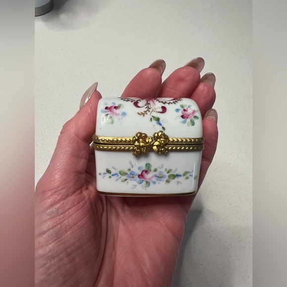 Antique Limoges France Hand Painted Flower Motif Porcelain Pill Trinket Box - Picture 3 of 7